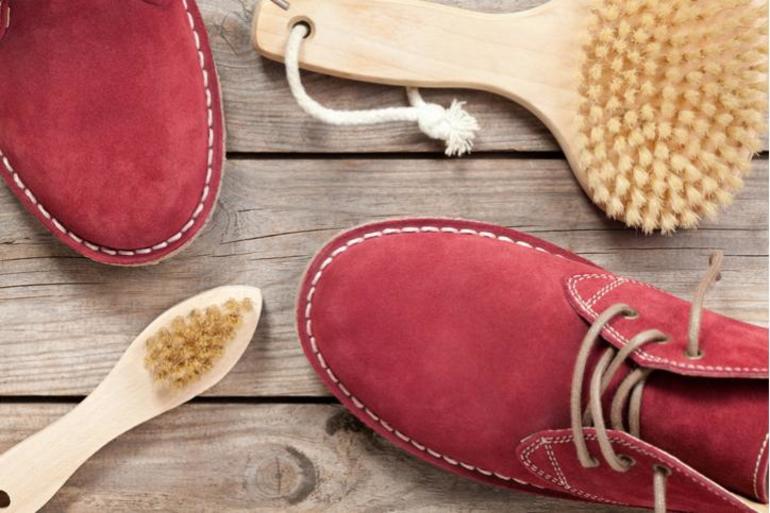 Как да почистите червени велурени обувки.